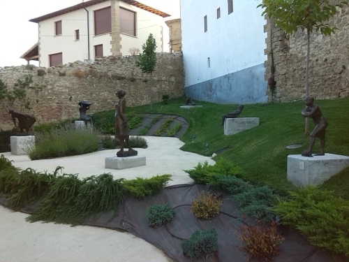 Detalle del jardín con esculturas Fundación
