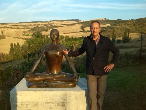Detalle de la escultura Meditación con José Cantero en la visita a la Fundación 