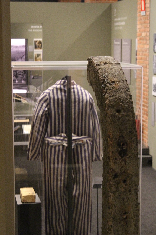 Auschwitz Exposición traje y alambrada